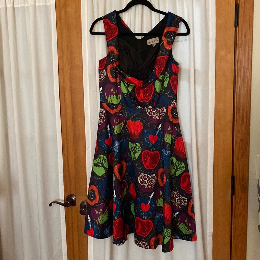 RETIRED Lindy Bop poison apple spooky season 1950’s silhouette dress